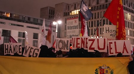 In Berlin demonstrierten einige Hundert Menschen gegen den US-Angriff auf Venezuela. / Foto: Sven Kaeuler/dpa