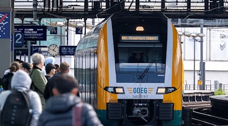 Vom 29. Januar bis zum 27. Februar kommt es zu Ausfällen und Umleitungen der RE1 im Raum Berlin. (Symbolbild) / Foto: Soeren Stache/dpa