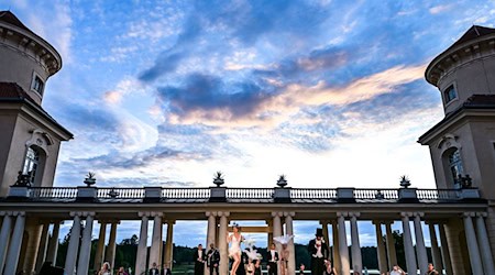Eine der Spielstätten ist in diesem Jahr auch wieder der Schlosshof. (Archivbild) / Foto: Jens Kalaene/dpa