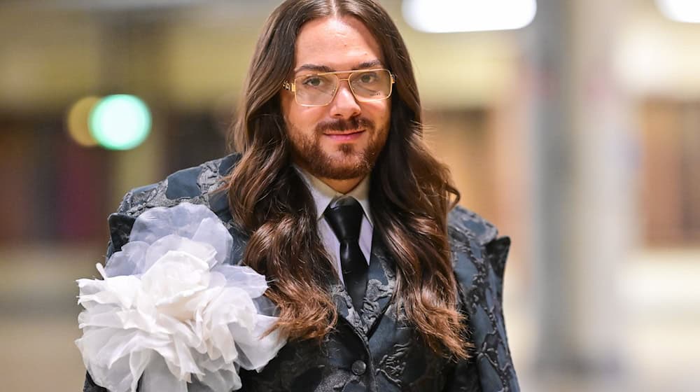 Riccardo Simonetti besuchte die Show von Kilian Kerner. / Foto: Sebastian Christoph Gollnow/dpa