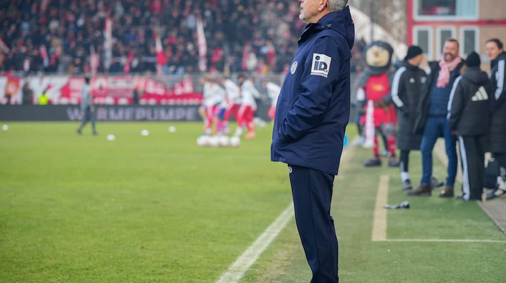 Mainz-Trainer Urs Fischer blickt auf das Spielfeld der Alten Försterei.  / Foto: Soeren Stache/dpa