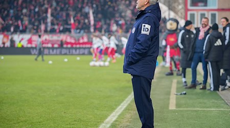 Mainz-Trainer Urs Fischer blickt auf das Spielfeld der Alten Försterei.  / Foto: Soeren Stache/dpa