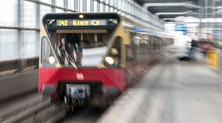 Auf einem Bahnsteig der S-Bahnstation Wedding brannte es. (Symbolfoto) / Foto: Paul Zinken/dpa