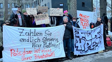 Einige Studierende protestieren gegen den Milliardär Hasso Plattner und das Projekt für einen neuen Uni-Campus in Potsdam. Das Konzept wurde am Abend an der Uni am Griebnitzsee öffentlich vorgestellt. / Foto: Monika Wendel/dpa