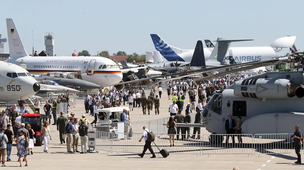 Der Bürgermeister von Schönefeld ist offen für die Ansiedlung einer Weltausstellung (Expo) in seiner Gemeinde (Archivbild). In Schönefeld findet bereits die Luftfahrtausstellung ILA statt. / Foto: Wolfgang Kumm/dpa