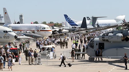 Der Bürgermeister von Schönefeld ist offen für die Ansiedlung einer Weltausstellung (Expo) in seiner Gemeinde (Archivbild). In Schönefeld findet bereits die Luftfahrtausstellung ILA statt. / Foto: Wolfgang Kumm/dpa