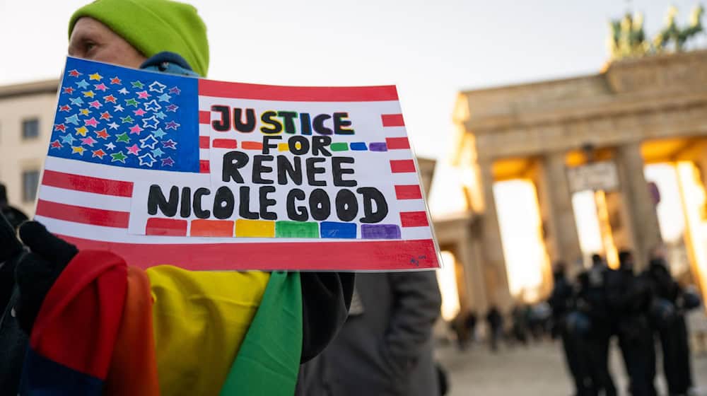 Mit einer Mahnwache in Berlin wird an Renee Nicole Good erinnert. / Foto: Christophe Gateau/dpa
