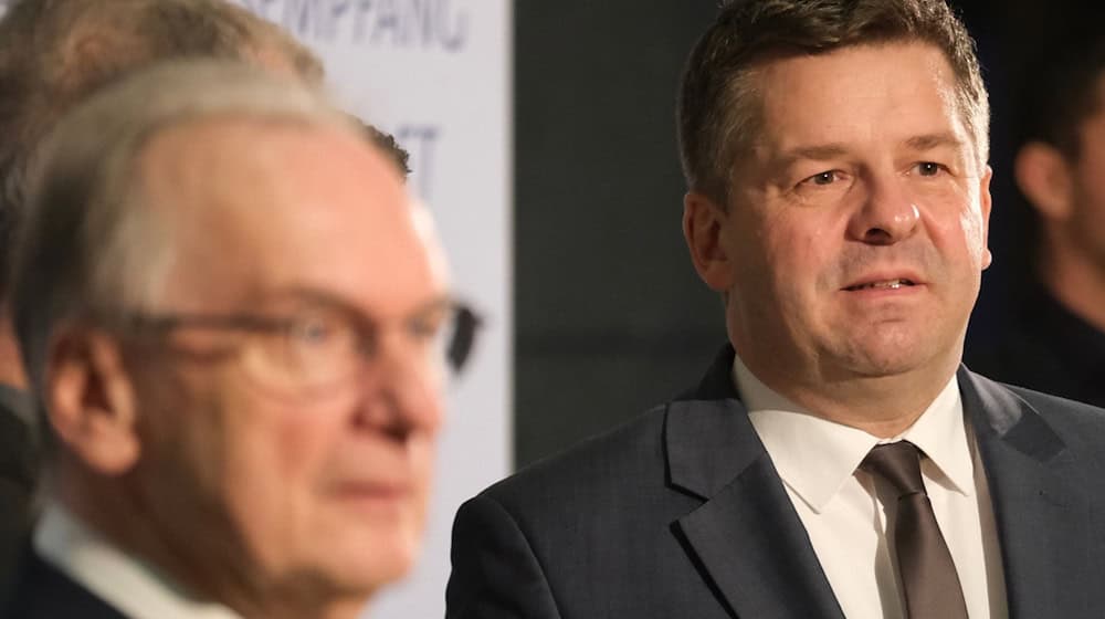 Sven Schulze sieht Hoffnung für die Produktion des Chemieunternehmens Domo Chemicals.  / Foto: Sebastian Willnow/dpa