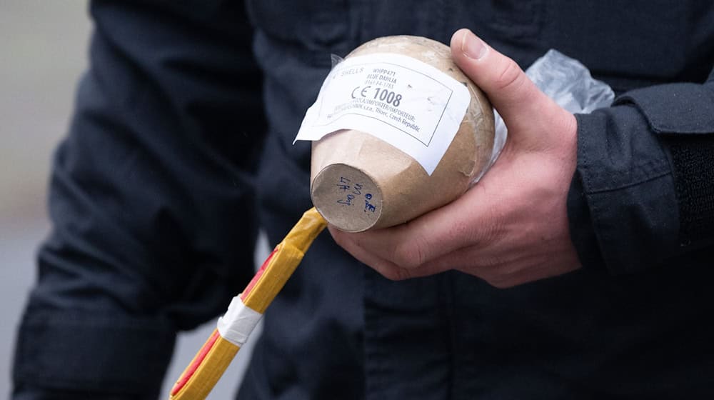 Im Fall eines schwerstverletzten Kindes in Berlin wird vermutet, dass eine illegale Kugelbombe im Spiel gewesen sein könnte. (Archivbild) / Foto: Sebastian Kahnert/dpa