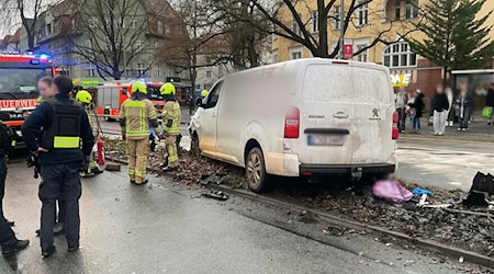 Kameraden der Feuerwehr müssen eine Person aus ihrem Fahrzeug befreien. / Foto: --/Feuerwehr Berlin/dpa