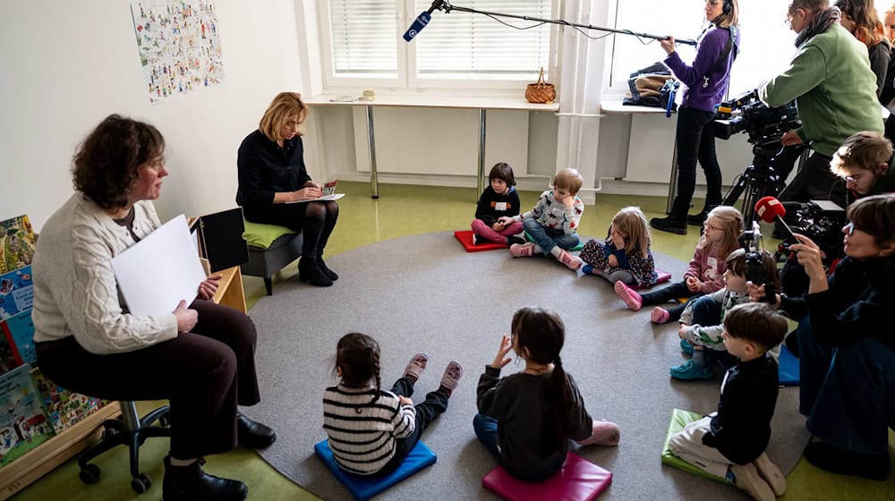 Bildungsministerin Karin Prien ist zum Vorlesen in eine Kita in Berlin-Kreuzberg gekommen. / Foto: Fabian Sommer/dpa