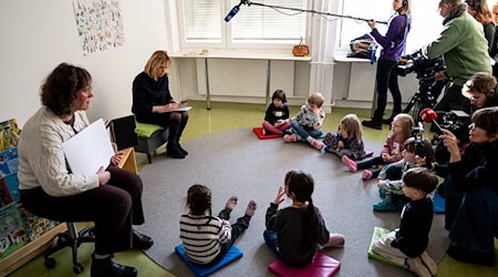 Bildungsministerin Karin Prien ist zum Vorlesen in eine Kita in Berlin-Kreuzberg gekommen. / Foto: Fabian Sommer/dpa