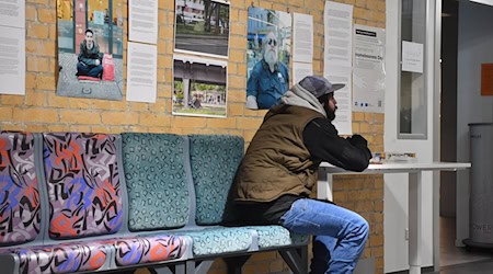 Ein Nachtcafé am Bahnhof Zoo bietet Zuflucht. / Foto: Paul Zinken/dpa