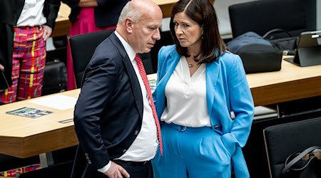 Sie war seine Tennispartnerin: Wegner spricht in einer Sitzung des Abgeordnetenhauses mit Günther-Wünsch. / Foto: Fabian Sommer/dpa