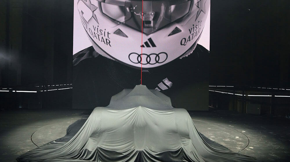 Noch verhüllt: Audi bot wenige Wochen vor seiner Formel-1-Premiere ein großes Spektakel. / Foto: Soeren Stache/dpa