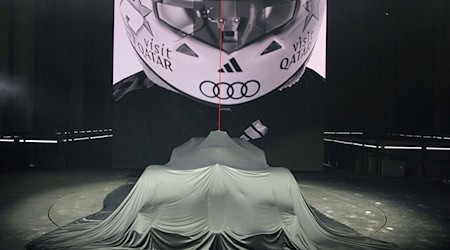 Noch verhüllt: Audi bot wenige Wochen vor seiner Formel-1-Premiere ein großes Spektakel. / Foto: Soeren Stache/dpa