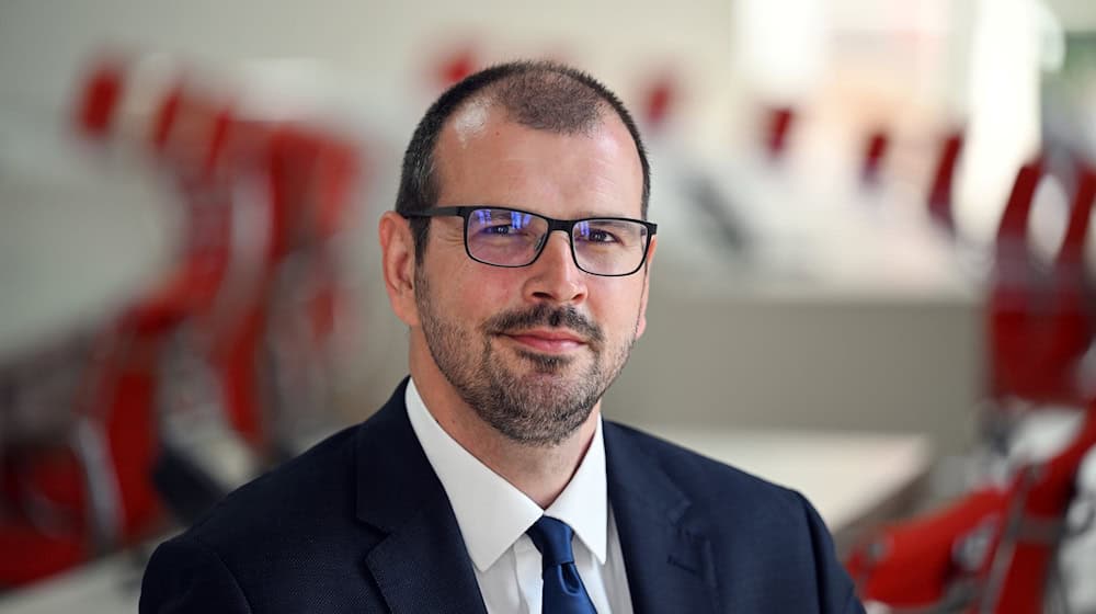 Brandenburgs Bildungsminister Steffen Freiberg (SPD) äußert sich zu möglichen Konsequenzen der sinkenden Geburtenzahl. (Archivbild) / Foto: Soeren Stache/dpa