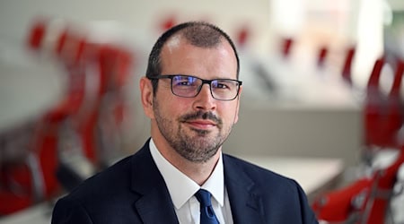 Brandenburgs Bildungsminister Steffen Freiberg (SPD) äußert sich zu möglichen Konsequenzen der sinkenden Geburtenzahl. (Archivbild) / Foto: Soeren Stache/dpa