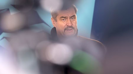 Der Brandanschlag auf das Berliner Stromnetz beschäftigt auch die CSU in Bayern. Sie fordert harte Konsequenzen und Ermittlungen durch Bundesbehörden.  / Foto: Peter Kneffel/dpa