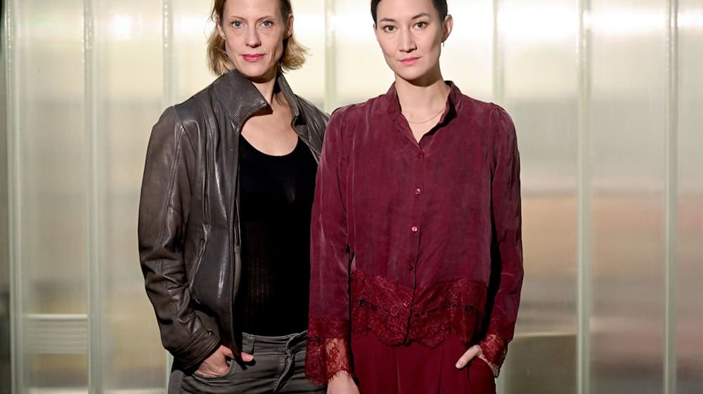 Anja Pahl (links) und Agnes Decker spielen die Kriminalhauptkommissarinnen in der ZDF-Serie «SOKO Potsdam». / Foto: Britta Pedersen/dpa