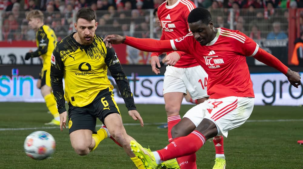 Stanley Nsoki (r) will gegen seinen Arbeitgeber mit Union wieder auf die Erfolgsspur zurück. (Archivbild) / Foto: Soeren Stache/dpa
