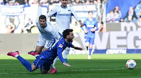 Lieferten sich ein umkämpftes Duell: Karlsruhes Fabian Schleuener und Marton Dardai von der Hertha. / Foto: Bernd Weißbrod/dpa
