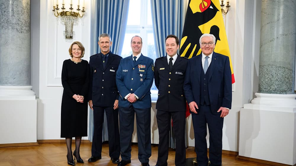 Bundespräsident Steinmeier ehrt beim Neujahrsempfang Berliner Einsatzleiter von Polizei, Feuerwehr und THW, die beim Strom-Blackout Verantwortung hatten  / Foto: Bernd von Jutrczenka/dpa