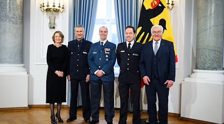 Bundespräsident Steinmeier ehrt beim Neujahrsempfang Berliner Einsatzleiter von Polizei, Feuerwehr und THW, die beim Strom-Blackout Verantwortung hatten  / Foto: Bernd von Jutrczenka/dpa