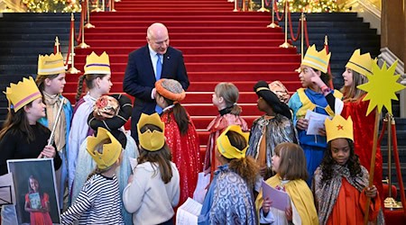Kinder der St. Mauritius-Grundschule in Berlin-Lichtenberg werden zum Sternsingen von Berlins Regierendem Bürgermeister Kai Wegner (CDU) begrüßt. / Foto: Jens Kalaene/dpa