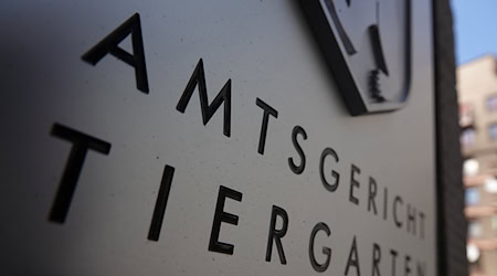 Eine Ärztin und ein Staatsanwalt kommen auf die Anklagebank. Es geht um Verdacht auf Hinterziehung von Umsatzsteuern und weiterer Vorwürfe. (Symbolbild) / Foto: Taylan Gökalp/dpa