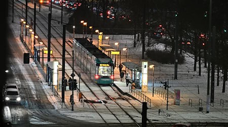 Der Tramverkehr ist in Berlin aufgrund der Witterung vollständig eingestellt worden. (Archivbild) / Foto: Annette Riedl/dpa