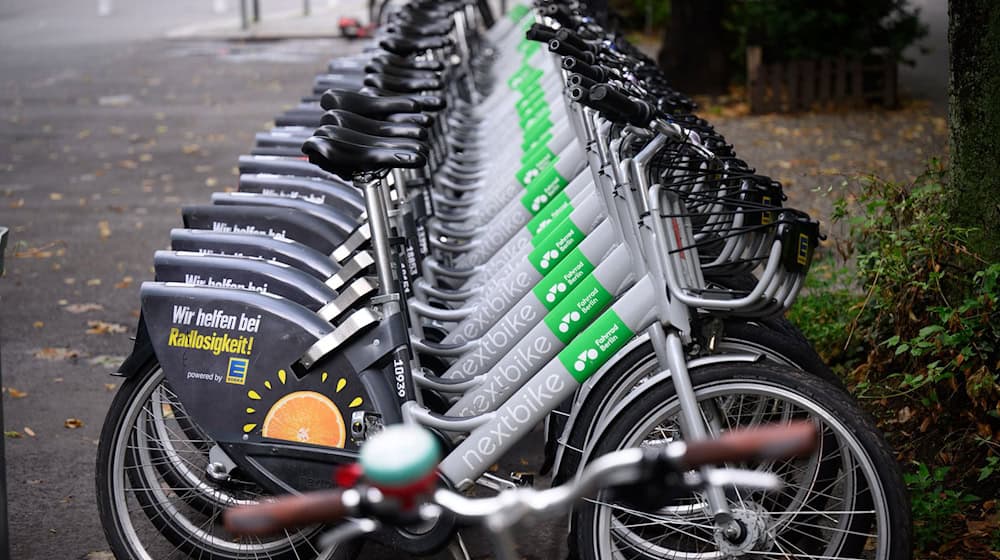 Mietfahrräder von Nextbike stehen in einer Straße in Berlin-Friedrichshain. (Symbolbild)  / Foto: Bernd von Jutrczenka/dpa