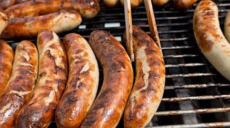 Dürfen Würstchen unter dem Namen «Eberswalder» bald woanders produziert werden? Die IHK Ostbrandenburg sieht die Marke fest an die Region gebunden. (Symbolbild) / Foto: picture alliance / ZB