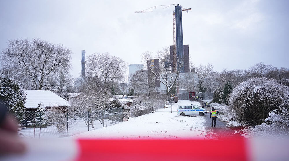 Ein Einsatzfahrzeug der Polizei steht an der Brandstelle einer Kabelbrücke vor dem Kraftwerk Lichterfelde am Teltowkanal. Nach dem Brand einer Kabelbrücke ist im Südwesten Berlins für 50.000 Haushalte und 2.000 Gewerbebetriebe der Strom ausgefallen. / Foto: Michael Kappeler/dpa