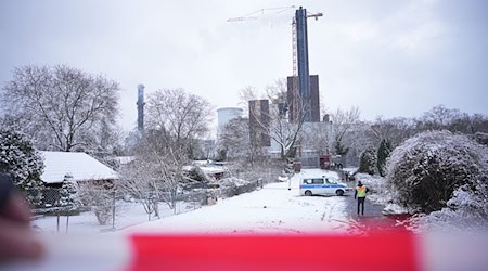 Ein Einsatzfahrzeug der Polizei steht an der Brandstelle einer Kabelbrücke vor dem Kraftwerk Lichterfelde am Teltowkanal. Nach dem Brand einer Kabelbrücke ist im Südwesten Berlins für 50.000 Haushalte und 2.000 Gewerbebetriebe der Strom ausgefallen. / Foto: Michael Kappeler/dpa