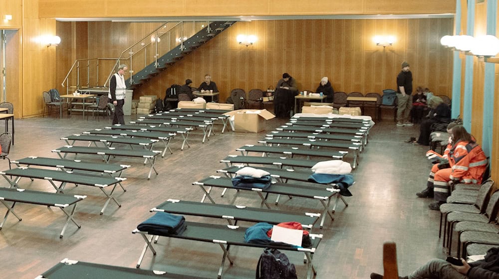 Noch sind die rund 25 Betten im Bürgersaal Zehlendorf für die Nacht nicht in Beschlag genommen. / Foto: Carsten Koall/dpa