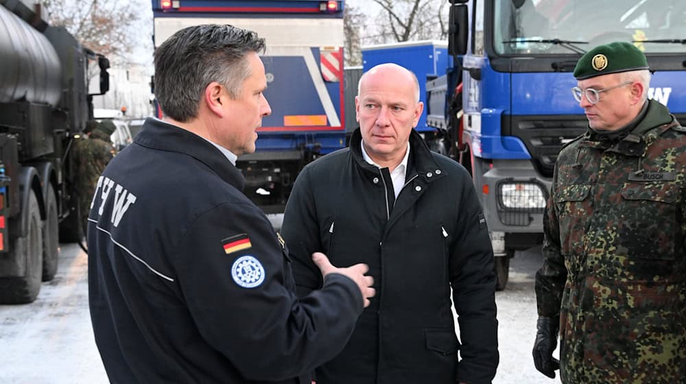 Berlins Regierender Bürgermeister Kai Wegner (CDU) war in Berlin-Lankwitz auf Truppenbesuch.  / Foto: Jens Kalaene/dpa