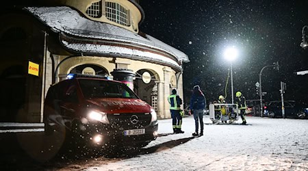 Wegen des Stromausfalls werden Notunterkünfte eingerichtet und Polizei und Feuerwehr beleuchten Plätze. / Foto: Sebastian Christoph Gollnow/dpa