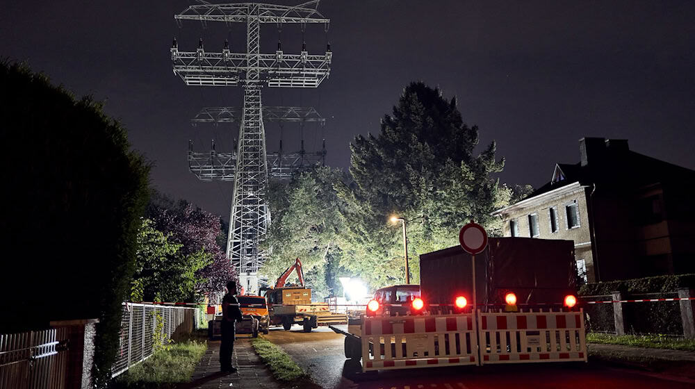 Reparaturarbeiten werden an einem beschädigten Strommast durchgeführt.  / Foto: Michael Ukas/dpa
