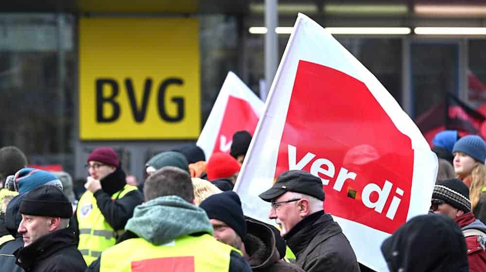 Bei der BVG beginnen am Dienstag die Tarifverhandlungen über den sogenannten Manteltarifvertrag, der die Arbeitsbedingungen der Beschäftigten regelt. (Archivbild) / Foto: Soeren Stache/dpa