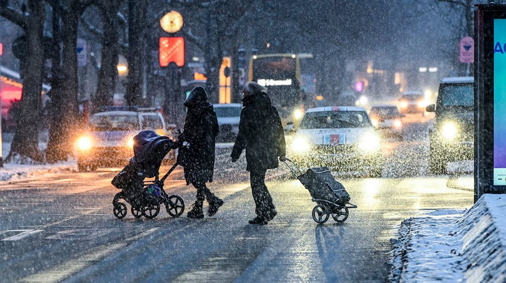 Fußgänger sind bei Glatteis oft besonders gefährdet. (Archivfoto) / Foto: Jens Kalaene/dpa