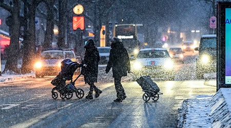 Fußgänger sind bei Glatteis oft besonders gefährdet. (Archivfoto) / Foto: Jens Kalaene/dpa