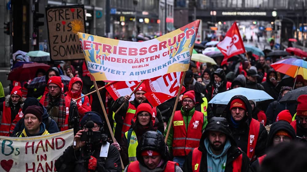 Beschäftigte des öffentlichen Dienstes in Berlin demonstrierten in der Innenstadt. / Foto: Britta Pedersen/dpa