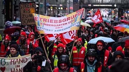 Beschäftigte des öffentlichen Dienstes in Berlin demonstrierten in der Innenstadt. / Foto: Britta Pedersen/dpa