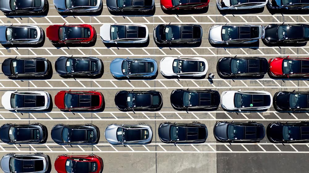 Die Tesla-Auslieferungen gingen im zweiten Jahr in Folge zurück. (Archivbild) / Foto: Noah Berger/FR34727 AP/dpa