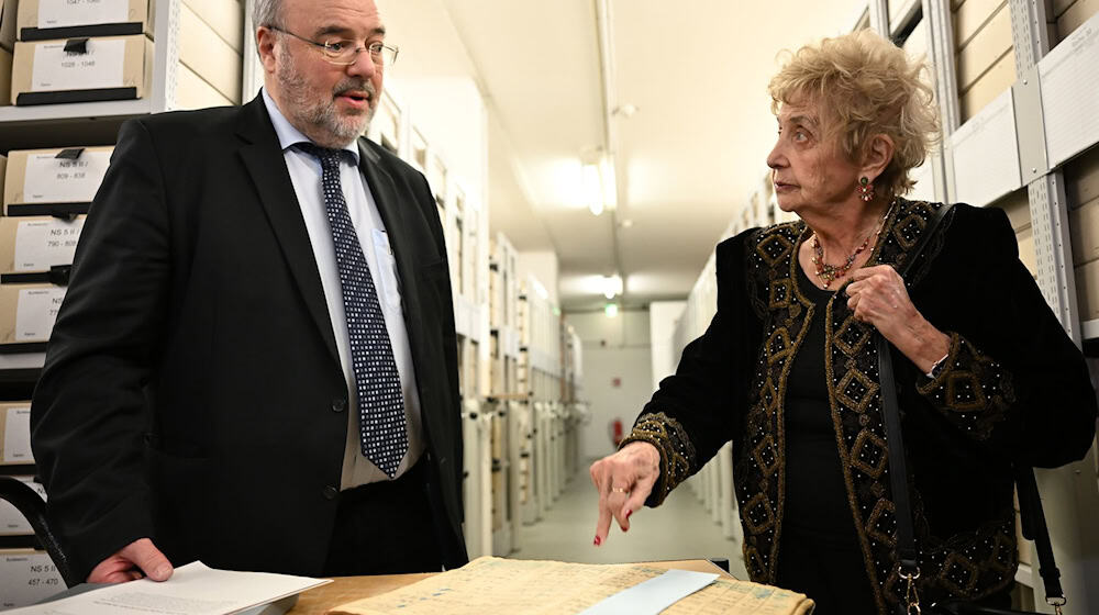 Im Bundesarchiv ließ sich die Holocaust-Überlebende Tova Friedman vom Präsidenten der Behörde, Michael Hollmann, erklären, warum ein Großteil der Dokumente nach wie vor nicht online zugänglich ist.  / Foto: Markus Lenhardt/dpa