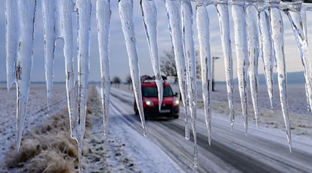 Trotz des Winterwetters zählt die Polizei keine schwerwiegenden Unfälle in Brandenburg. (Archivbild) / Foto: Patrick Pleul/dpa