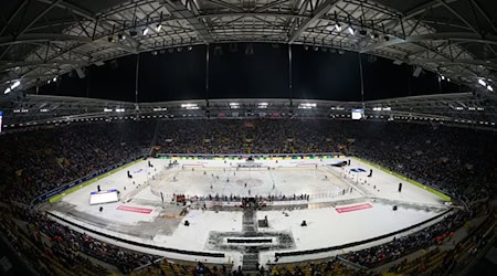 DEL Wintergame begeistert Spieler und Fans im Dresdner Rudolf-Harbig-Stadion. / Foto: Robert Michael/dpa
