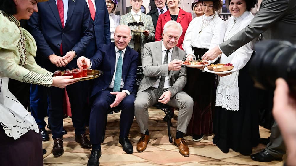 Pause muss sein: Minister Rainer und Berlins Regierender Bürgermeister am Stand von Lettland.  / Foto: Sebastian Christoph Gollnow/dpa