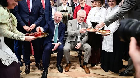 Pause muss sein: Minister Rainer und Berlins Regierender Bürgermeister am Stand von Lettland.  / Foto: Sebastian Christoph Gollnow/dpa